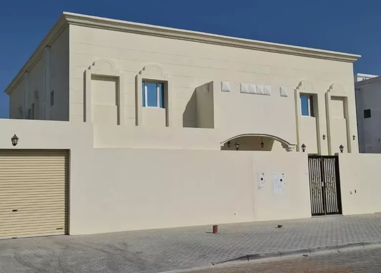 yerleşim Hazır Mülk 7+ Yatak Odası U/F Müstakil Villa  kiralık içinde Al Sadd , Doha #9015 - 1  image 